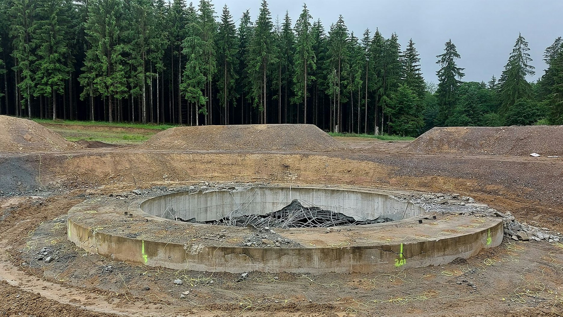 Das gesprengte Fundament für eine Windkraftanlage ist in einem Wald bei Dahlem zu sehen.