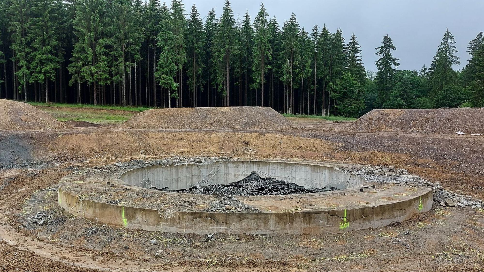 Das gesprengte Fundament für eine Windkraftanlage ist in einem Wald bei Dahlem zu sehen.