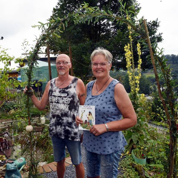 Das Foto zeigt den Naturgarten mit dem Ehepaar Corinna und Andreas Herrmann.