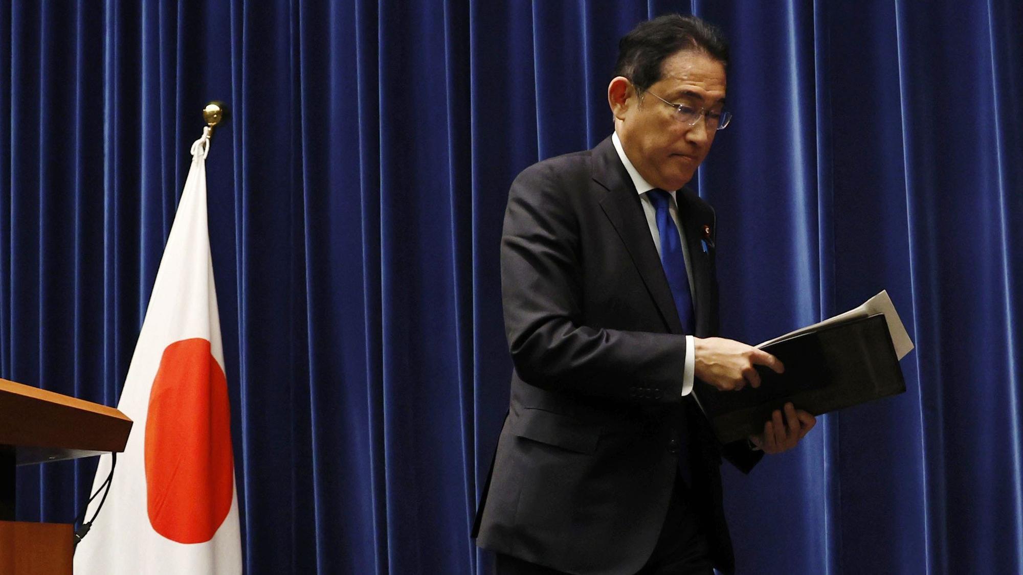 Der japanische Ministerpräsident Fumio Kishida verlässt eine Pressekonferenz auf der er seine Entscheidung bekannt gab, bei der im September anstehenden Wahl zum Vorsitzenden seiner Liberaldemokratischen Partei (LDP) nicht anzutreten.
