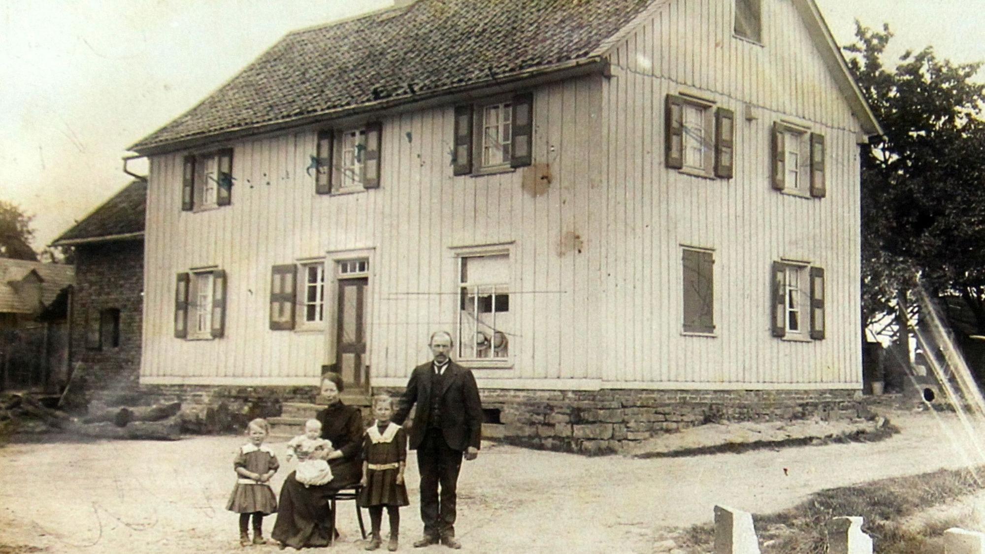 Im ersten Gebäude begann in der 1920er Jahren alles mit einem Hutmacher-Geschäft. Die Großmutter von Inge Klein, Henriette Krämer, steht mit ihrer Familie auf der heutigen Zeithstraße.