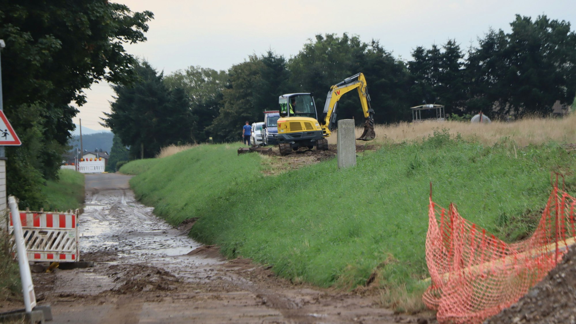 Immer wieder schwemmt der Regen den Boden aus den Feldern in Keldenich auf die Straße. Mit Hilfe eines Baggers wird das Problem nun repariert.