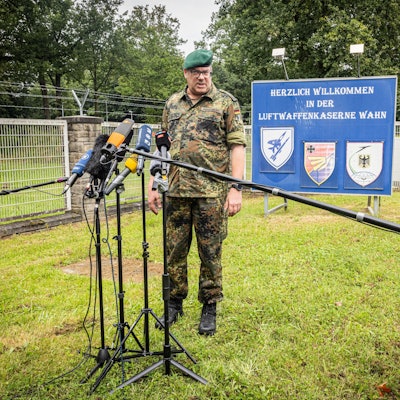Oberstleutnant Ulrich Fonrobert gibt auf dem Rasen vor der Kaserne ein Pressestatement.