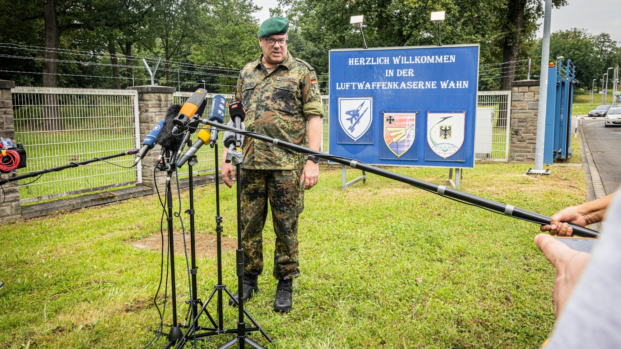 Oberstleutnant Ulrich Fonrobert gibt auf dem Rasen vor der Kaserne ein Pressestatement.