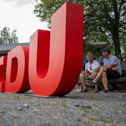 Ein CDU Logo steht auf einer Wahlkampfveranstaltung der CDU Sachsen in Dorfchemnitz.