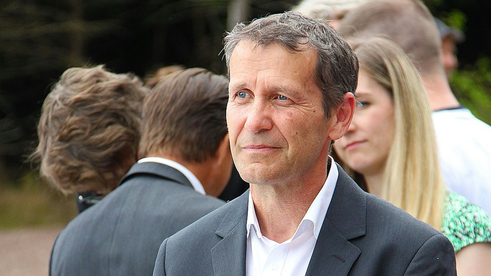 Das Bild zeigt Erwin Bungartz, Allgemeiner Vertreter von Dahlems Bürgermeister Jan Lembach, hinter ihm sind weitere Menschen zu erahnen.