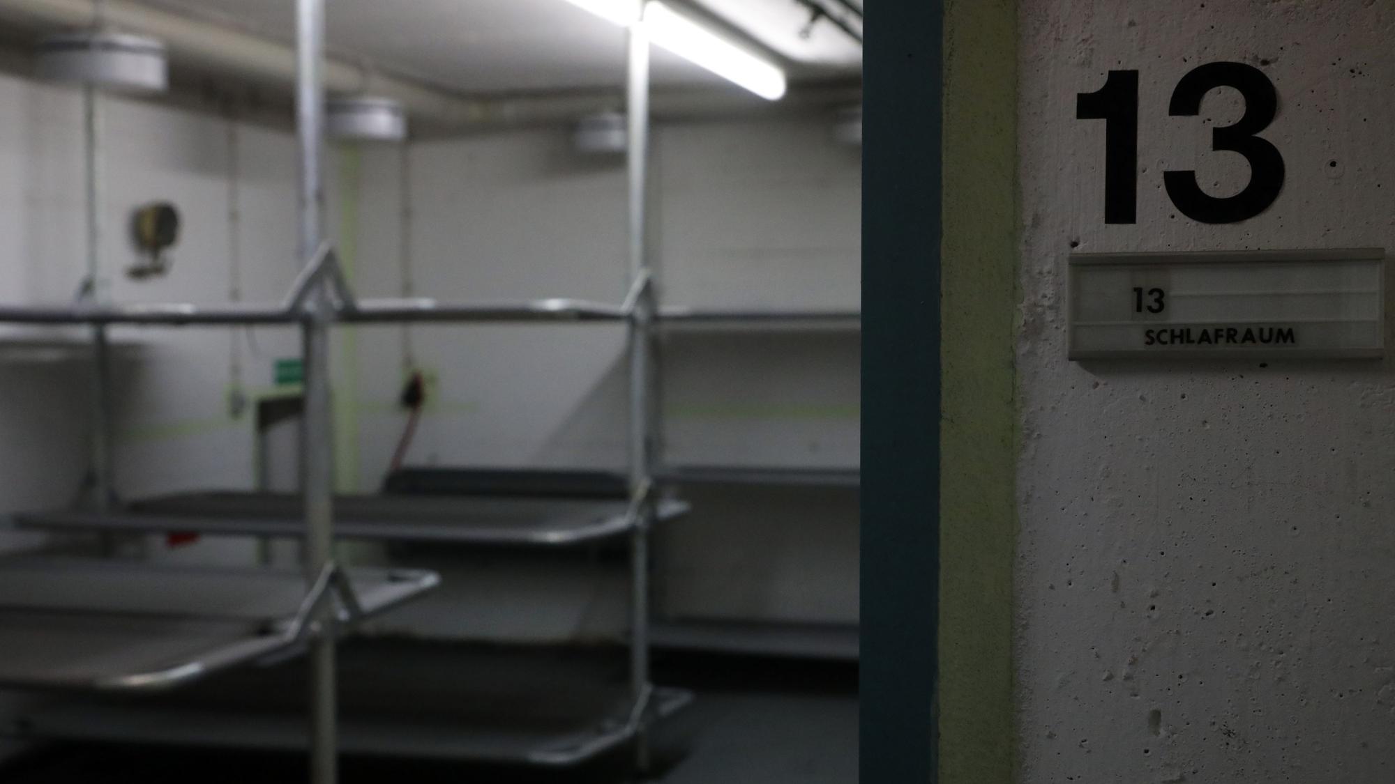 Alte Schutzbunker gibt es in Köln zum Beispiel unter der Gesamtschule Lindenthal. Inzwischen gibt es aber keine Bunker mehr, die in Betrieb gehalten werden.