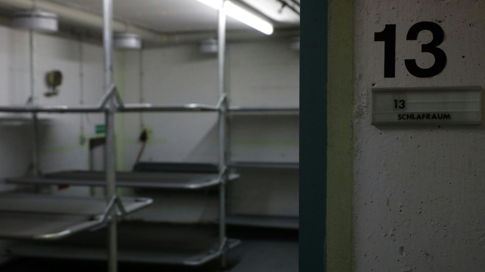 Alte Schutzbunker gibt es in Köln zum Beispiel unter der Gesamtschule Lindenthal. Inzwischen gibt es aber keine Bunker mehr, die in Betrieb gehalten werden.