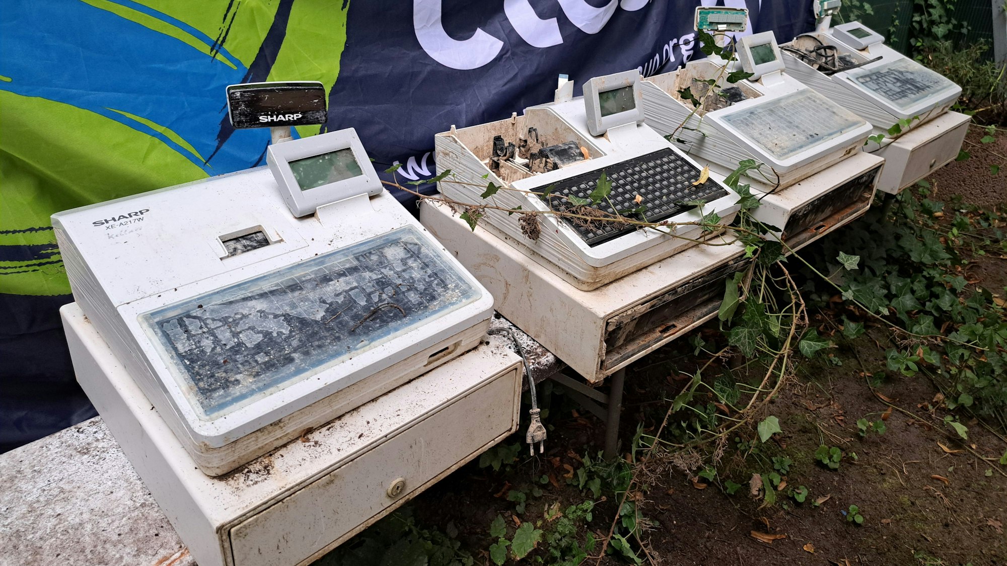 War die Entsorgung zu teuer? Drei Kassengeräte wurden vom Verein K.R.A.K.E. aus dem Rhein gezogen aus dem Rhein gezogen.