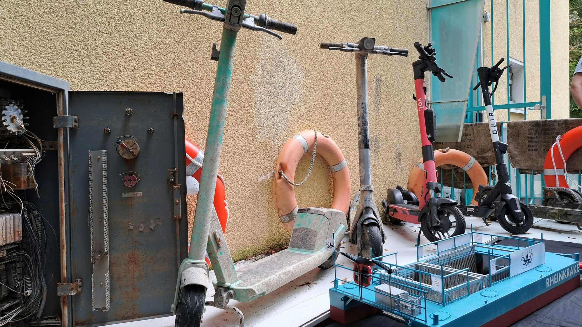 Und immer wieder E-Scooter: Die Roller landen nach wie vor im Fluss.