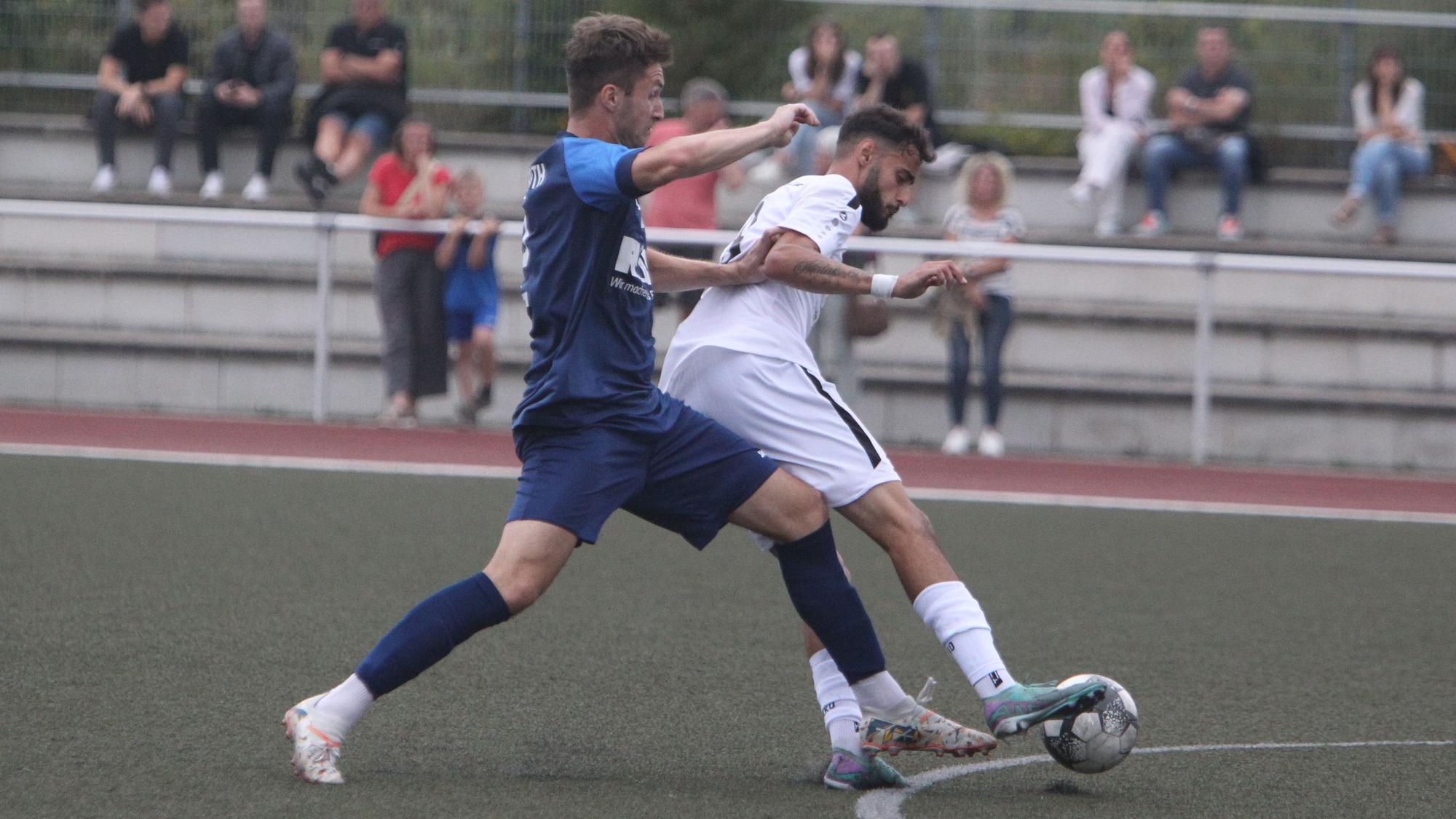 Rene Dzubiella (links) und der SC Uckerath haben den Kontakt zum Spitzenreiter TuS Mondorf um Topscorer Haytam Bouskouchi verloren.