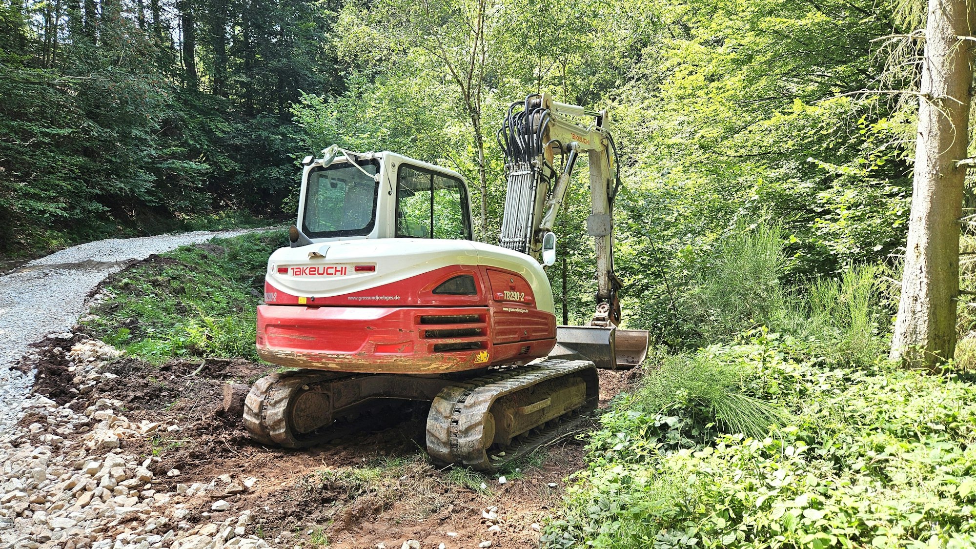Ein Bagger arbeitet im Wald.