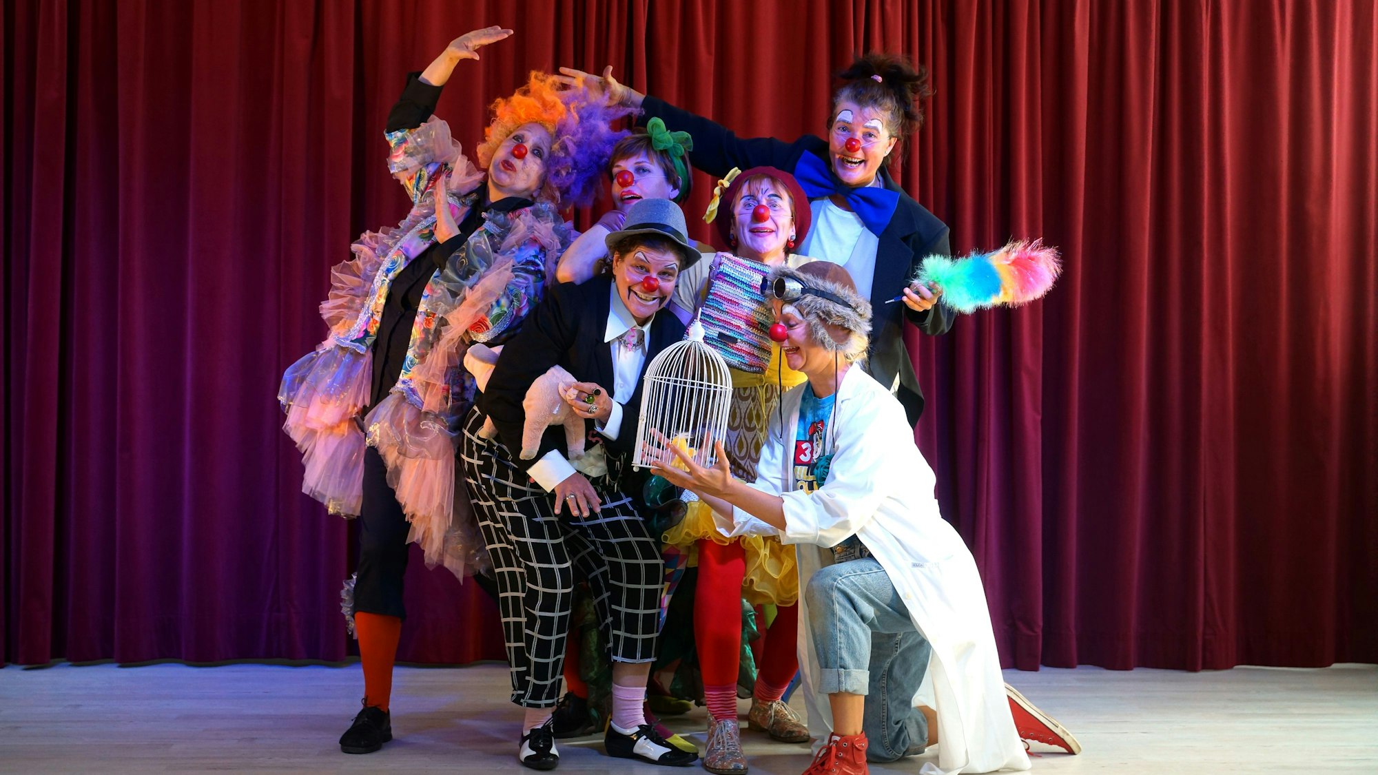 In der Clowns Zeit hat sich eine Frauengruppe gefunden, die regelmäßig auf Bühnen auftritt.