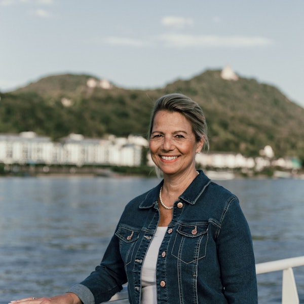 Eine Frau, im Hintergrund der Rhein und das Siebengebirge