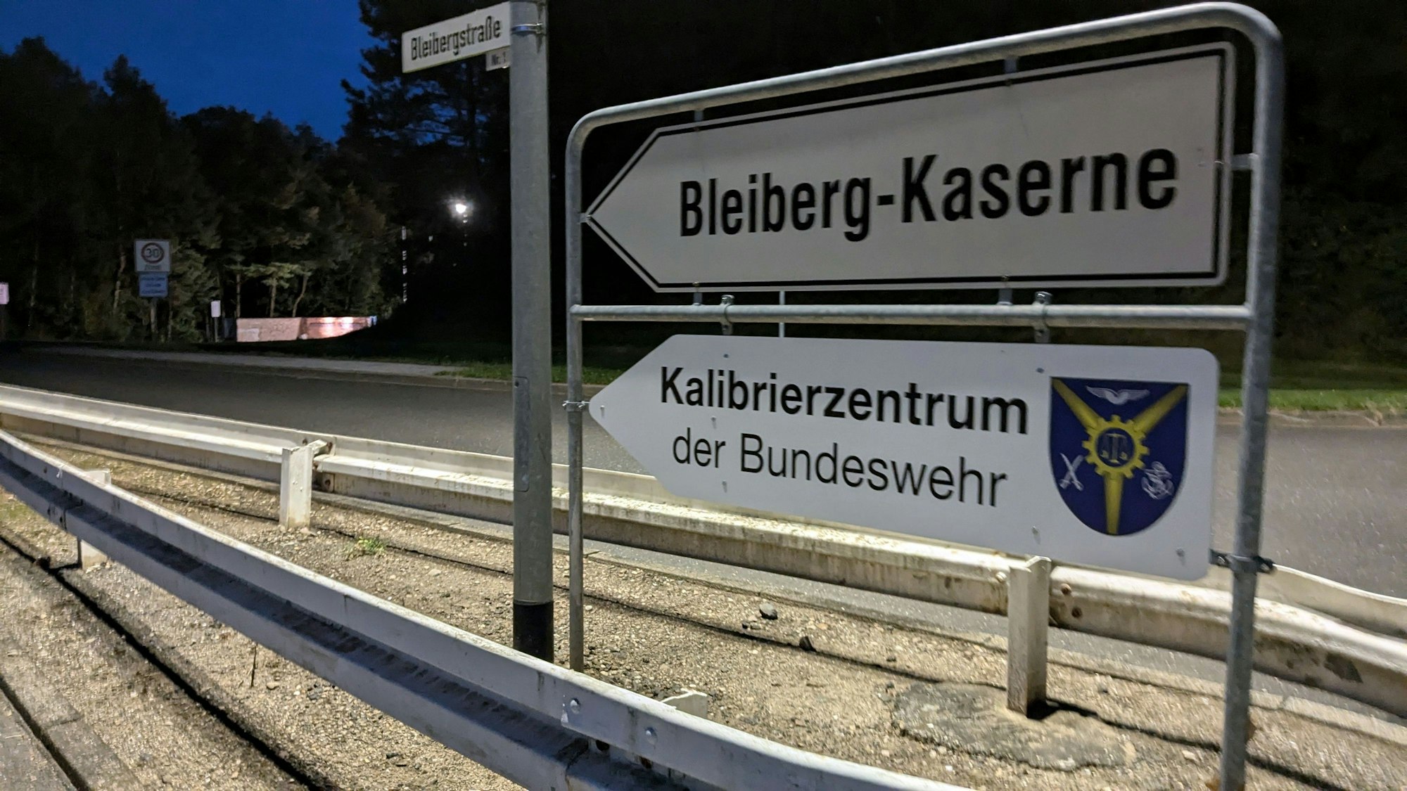 Straßenschilder weisen an der K28 auf die Einfahrt zur Bleiberg-Kaserne in Mechernich und zum Kalibrierzentrum der Bundeswehr hin.