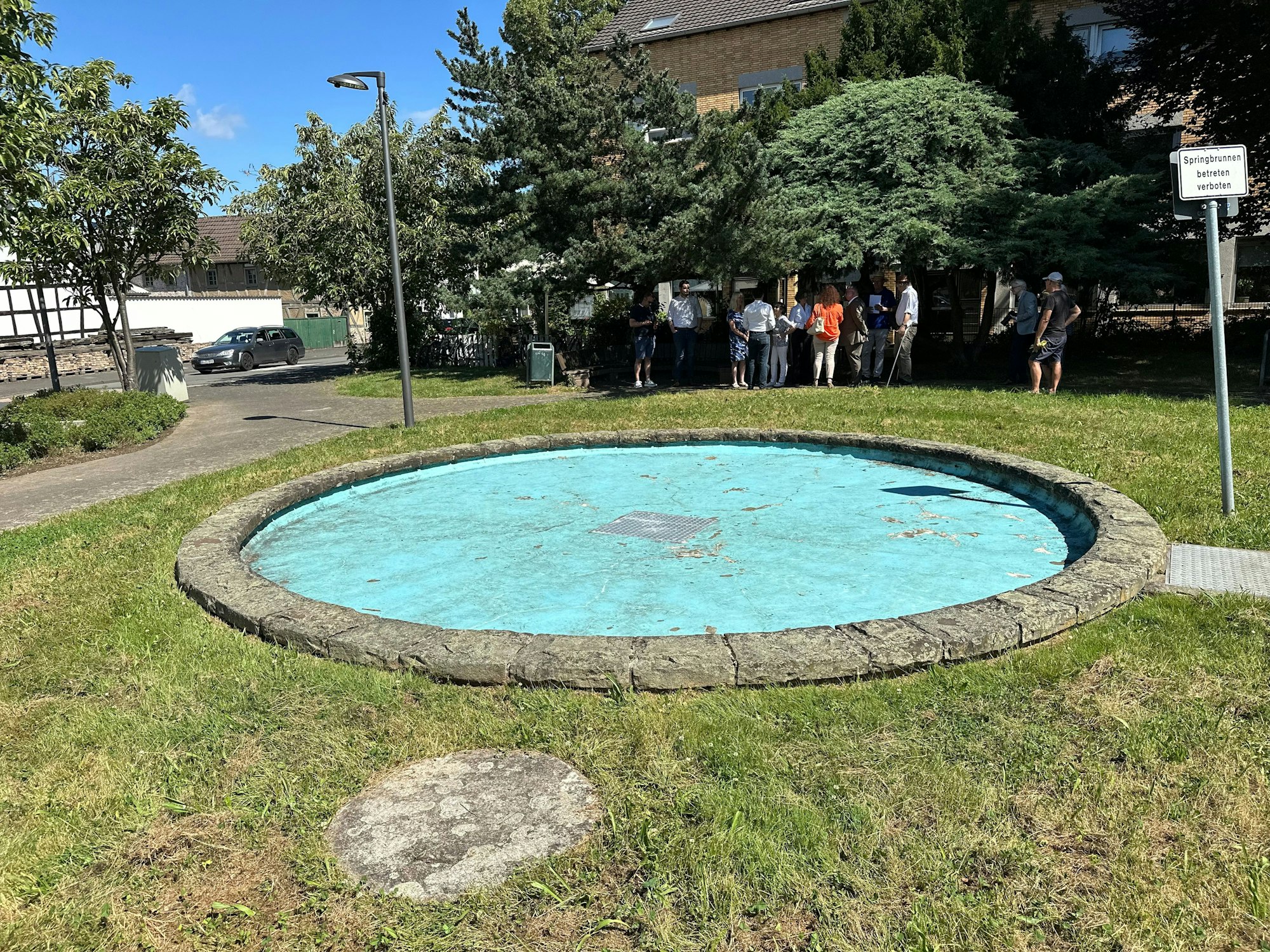 Den Charme der 1960er im Park Op d'r Dränk an der Kölnstraße in Hangelar: „Betreten des Springbrunnens verboten“ ist auf dem Schild zu lesen. Der ist jedoch schon längst stillgelegt.