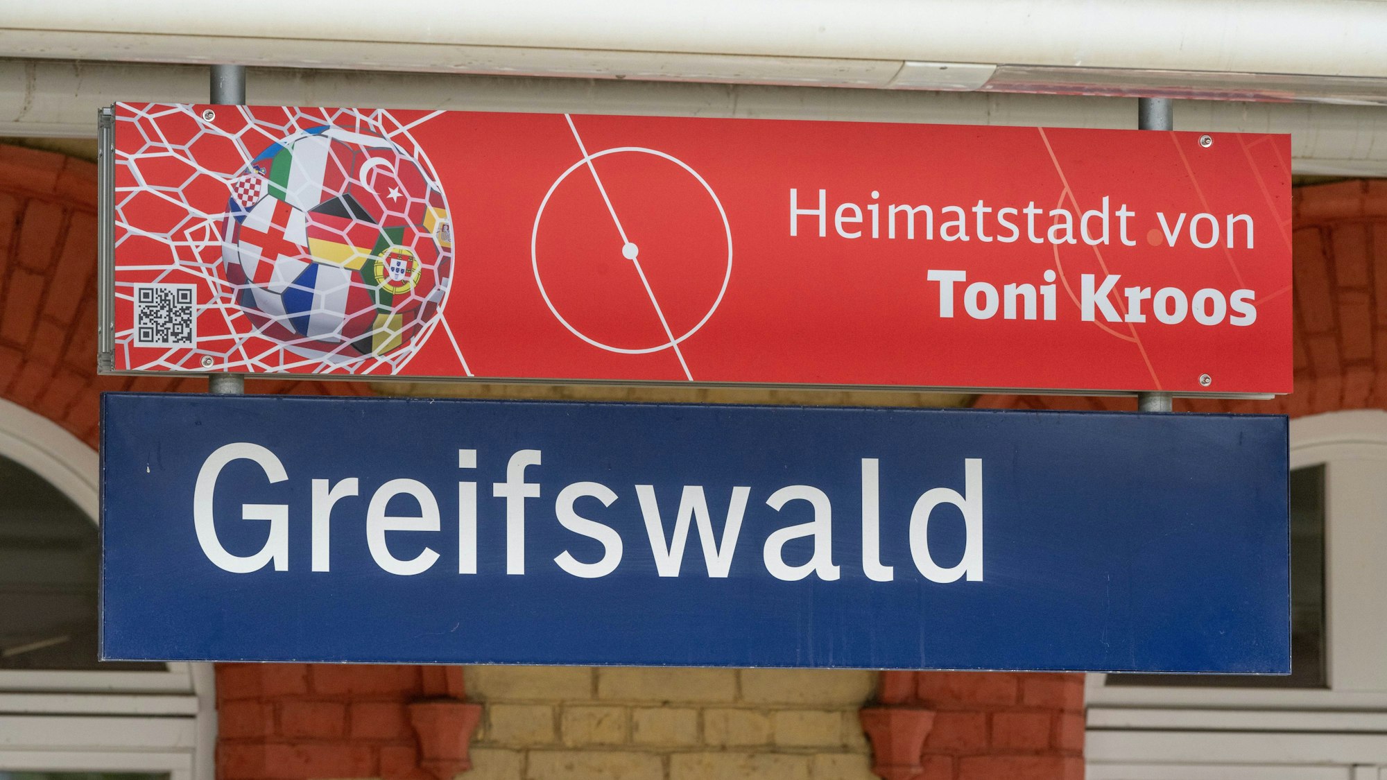 Ein Schild mit dem Schriftzug „Heimatstadt von Toni Kroos“ hängt im Bahnhof von Greifswald.