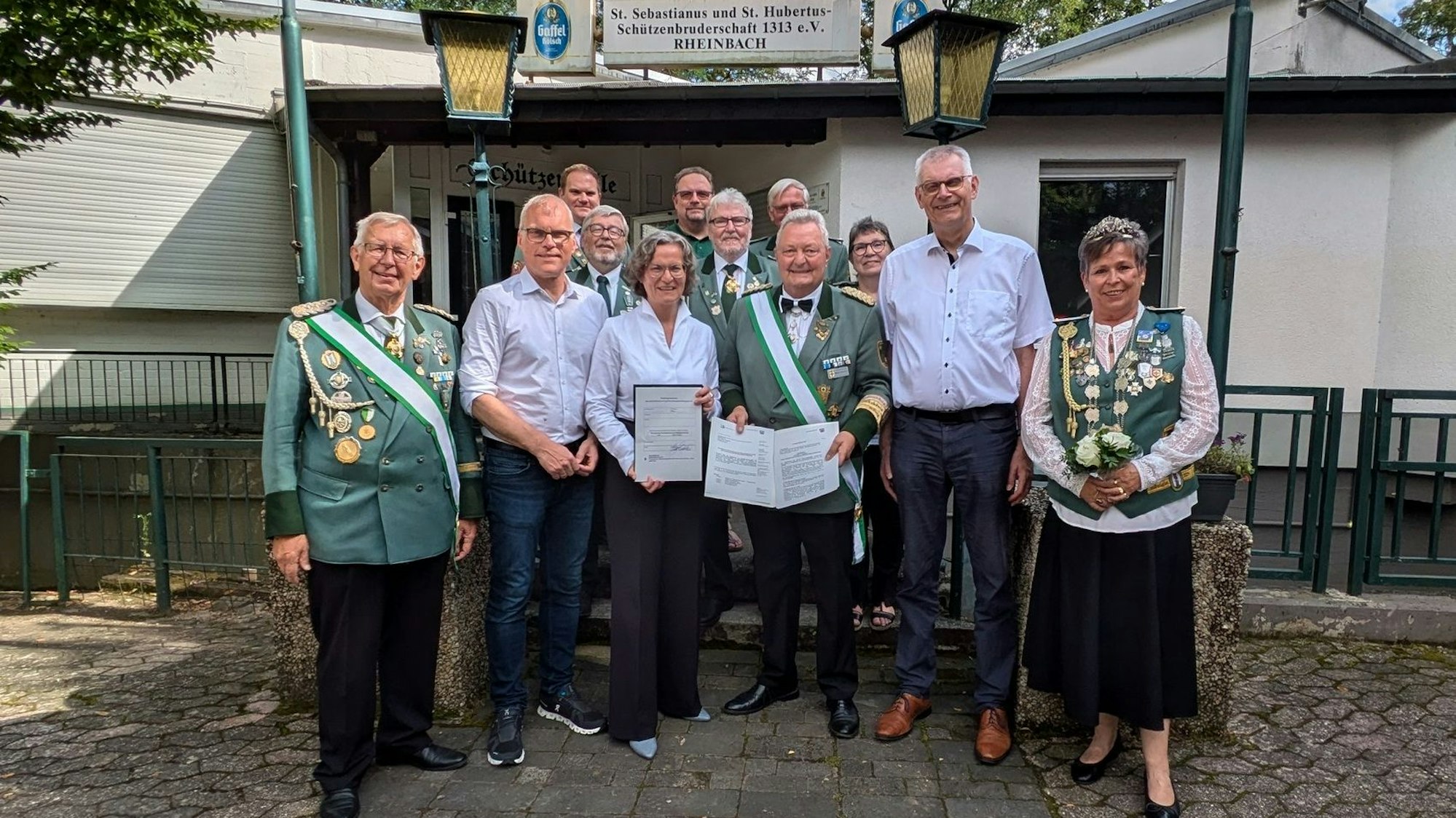 Rheinbach. NRW-Heimatministerin Ina Scharrenbach (3. von links) überbrachte den Förderbescheid zur Wiederaufbauhilfe des Schützenhauses im Beisein von Oliver Krauß (2. von links) und Bürgermeister Ludger Banken (3. von rechts). Foto: Frank Engel-Strebel
