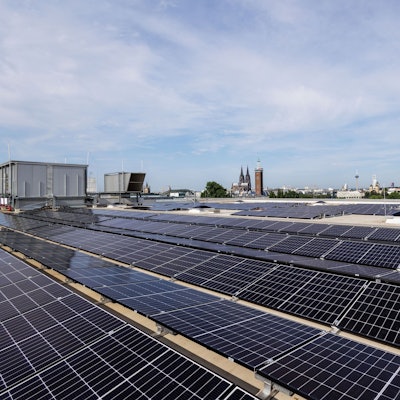 Photovoltaik mit Domblick: Die neue Anlage auf dem Dach der Kölner Messe ging vor zwei Wochen in Betrieb.