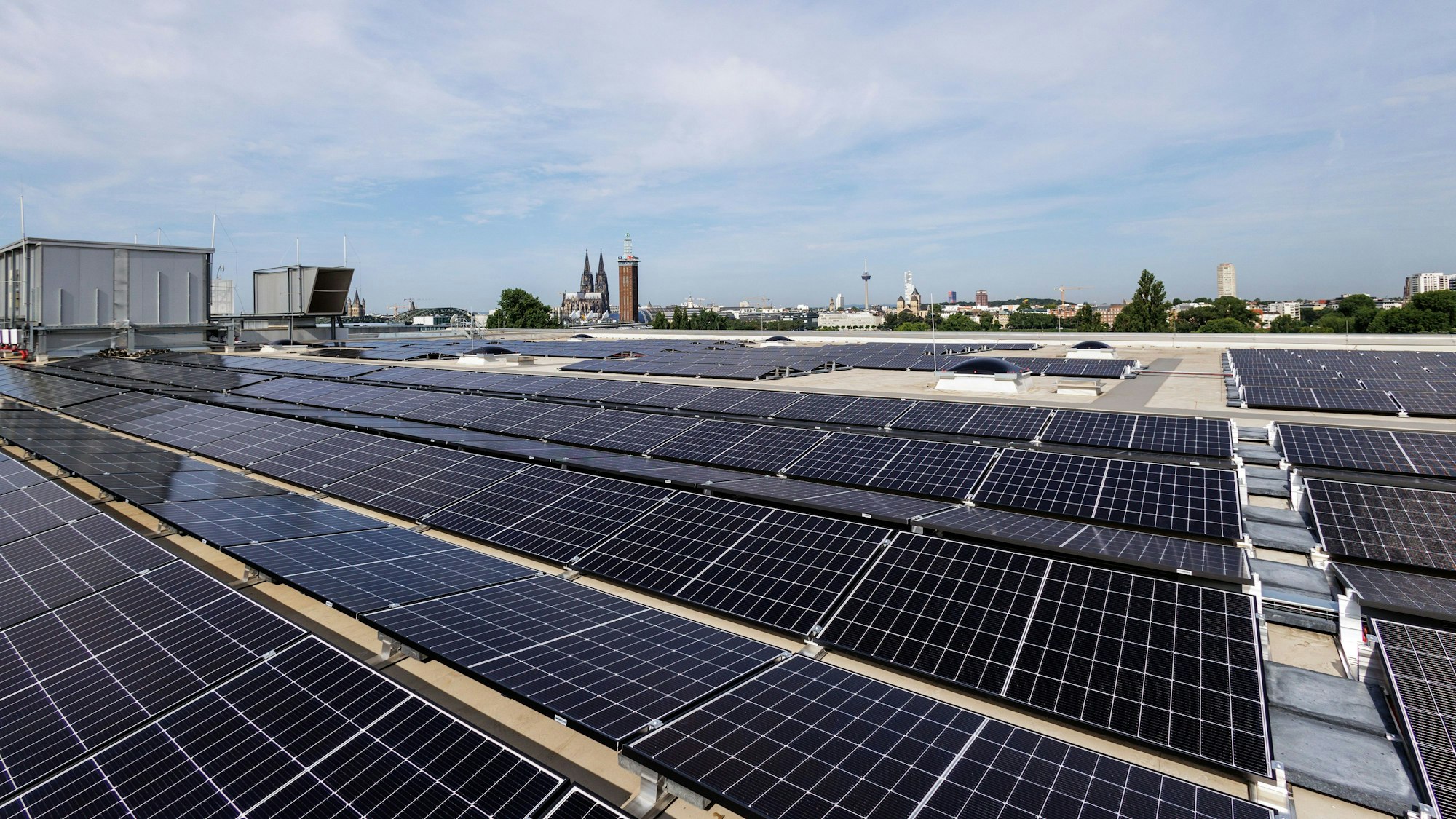 Solarmodule sind auf dem Dach der Halle 11 zu sehen.