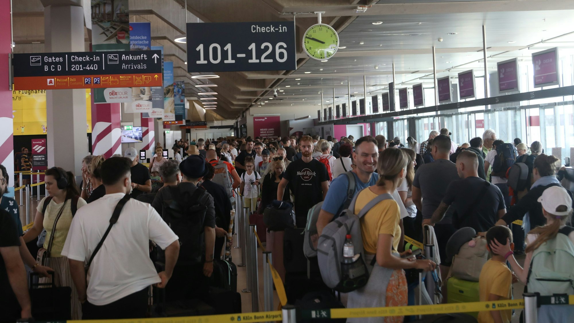 Fluggäste warten am Flughafen Köln-Bonn.