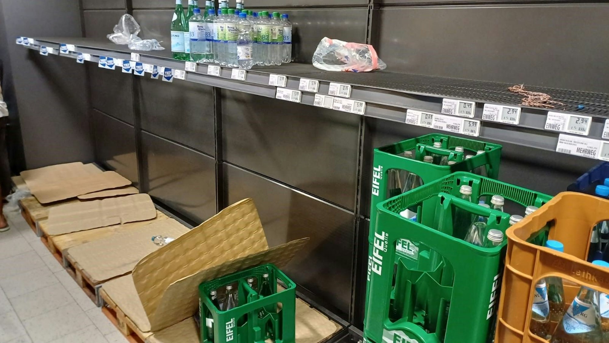In den Supermärkten in Mechernich bildeten sich lange Schlangen, die Menschen versuchen sich mit Trinkwasser einzudecken.