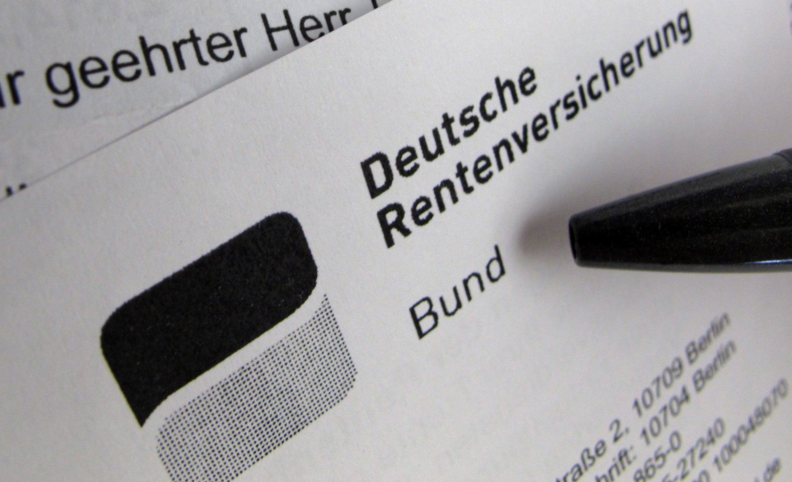 Eine Renteninformation der Deutschen Rentenversicherung liegt auf einem Schreibtisch.