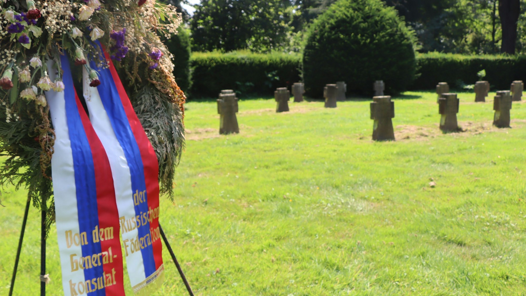 Das Bild zeigt einen Gedenkkranz mit der Aufschrift "Von dem Generalkonsulat der Russischen Föderation" auf dem Soldatenfriedhof in Brühl.