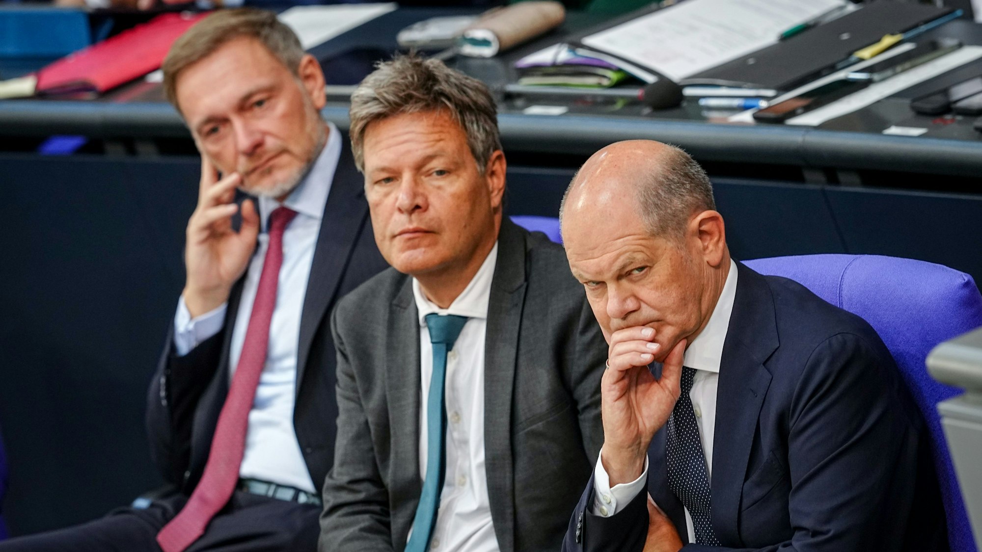 Christian Lindner (l-r, FDP), Bundesminister der Finanzen, Robert Habeck (Bündnis 90/Die Grünen), Bundesminister für Wirtschaft und Klimaschutz, und Bundeskanzler Olaf Scholz (SPD) nehmen an einer Sitzung des Bundestags teil.