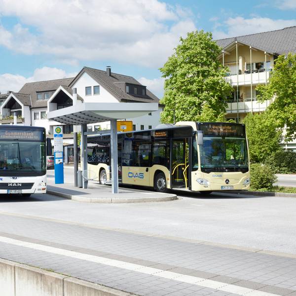 Zu sehen sind zwei Busse, die am Wiehler Busbahnhof stehen.