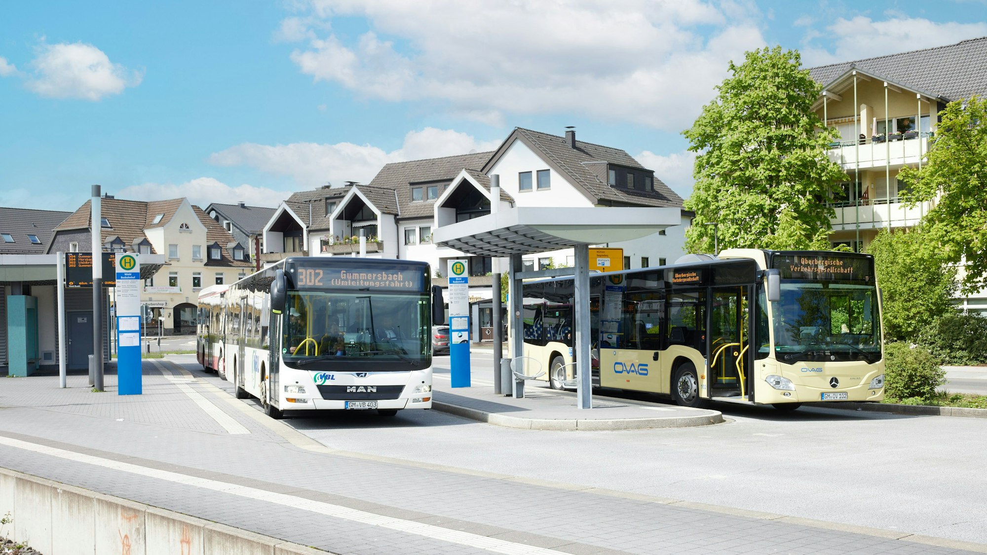 Ein Bus der Linie 302 der Ovag am Wiehler Busbahnhof.