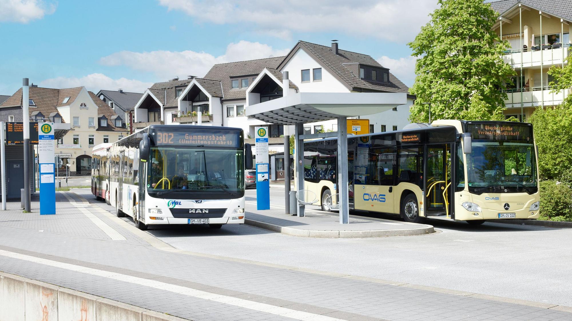Zu sehen sind Ovag-Busse am Wiehler Busbahnhof.