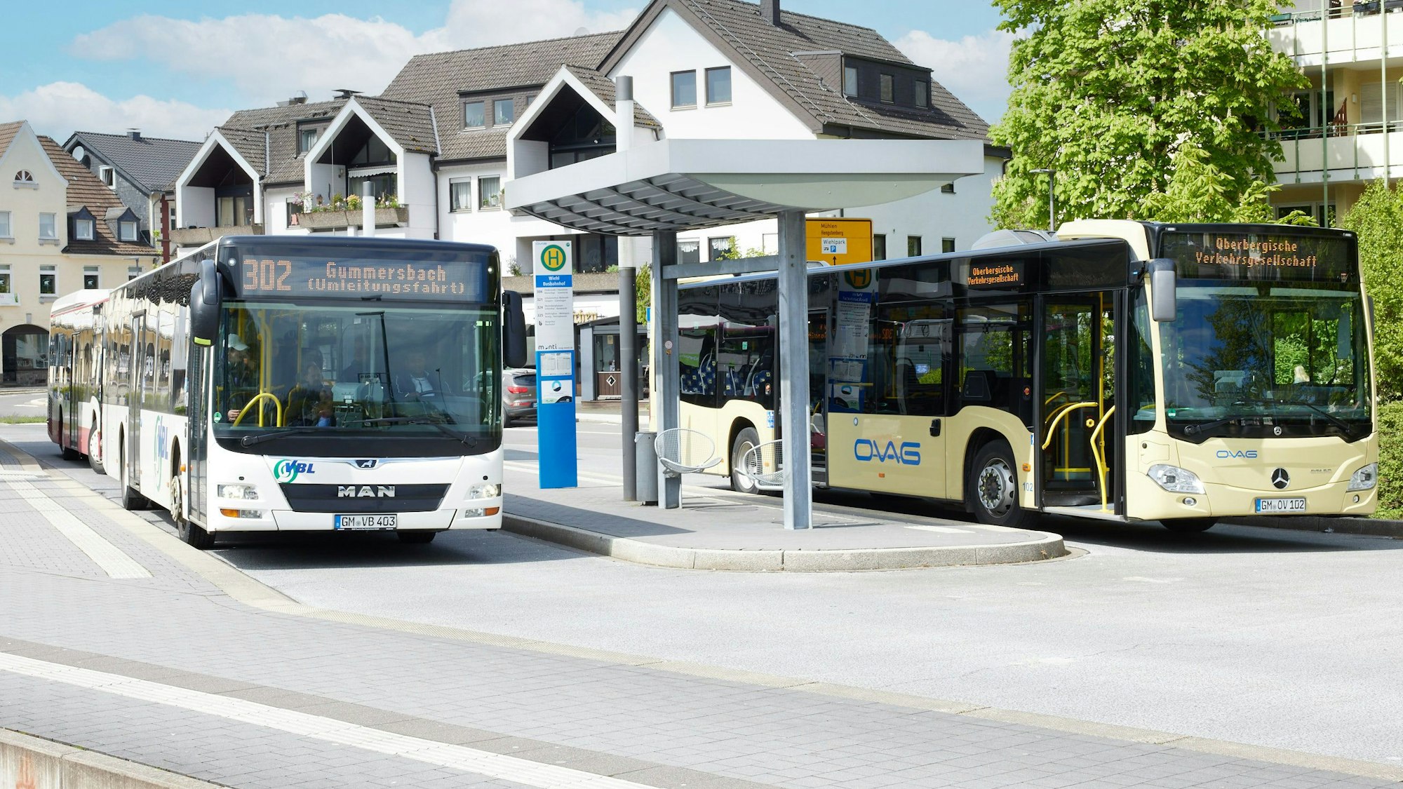 Zwei Busse stehen am Wiehler Busbahnhof.