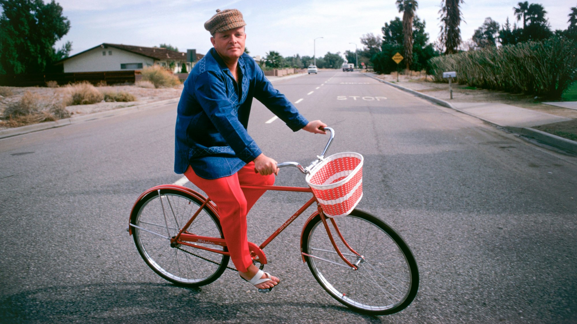 Truman Capote 1970 auf seinem Fahrrad in Palm Springs, Kalifornien.