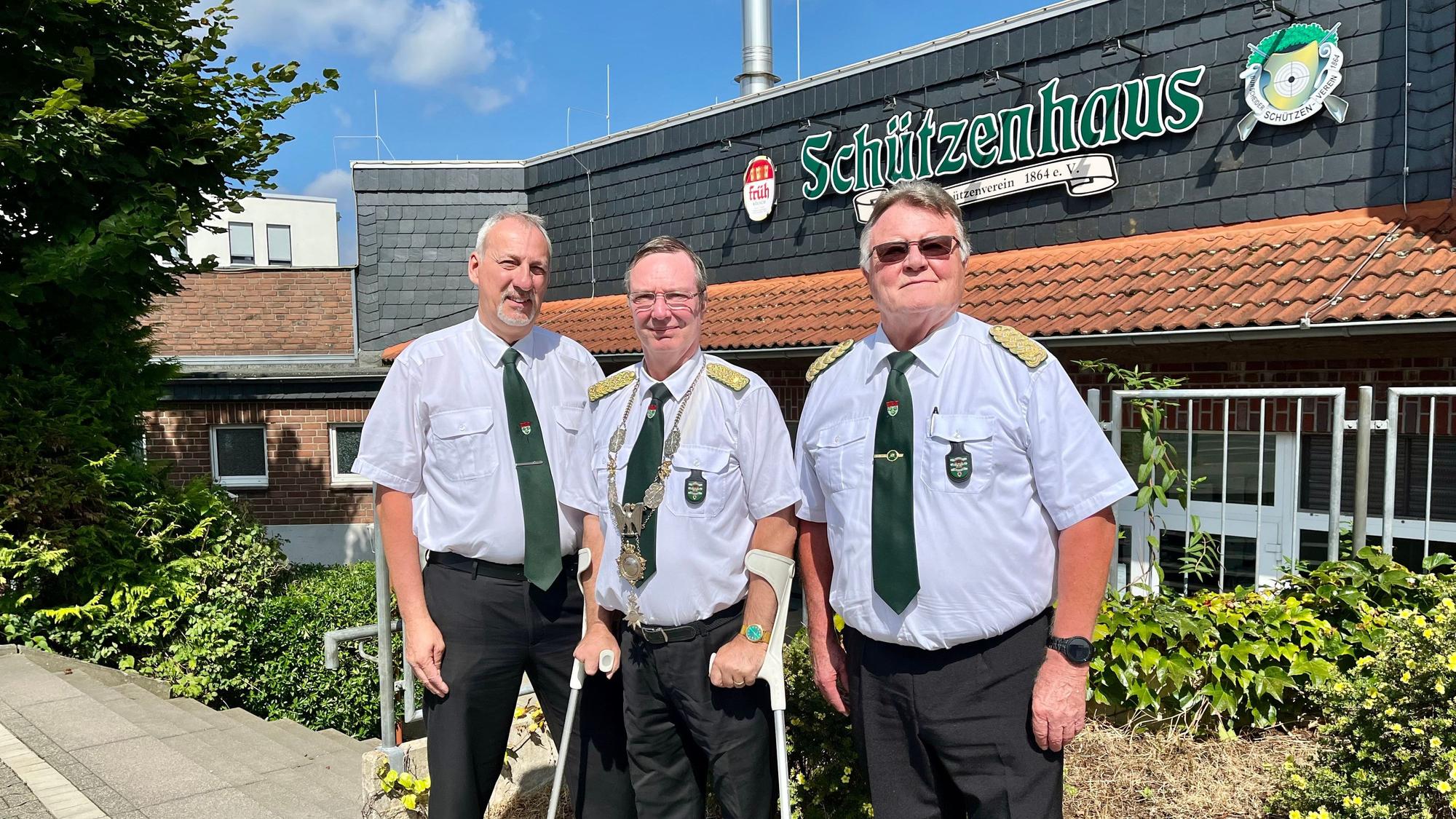 Organisator Dirk Bremser, der amtierender Kaiser Uwe Wandel und der Vorsitzende der Schützen, Michael Wien.