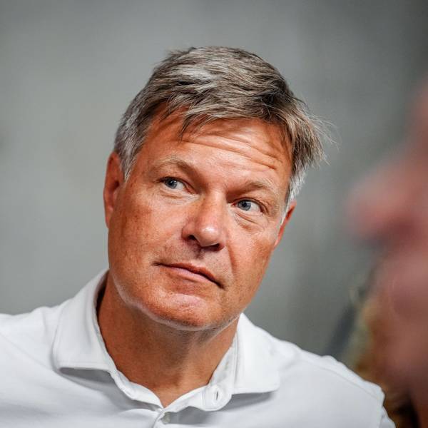 14.08.2024, Berlin: Robert Habeck (Bündnis 90/Die Grünen), Bundesminister für Wirtschaft und Klimaschutz, informiert sich bei Ikea in Berlin über den Einsatz von Wärmepumpen. Foto: Kay Nietfeld/dpa +++ dpa-Bildfunk +++
