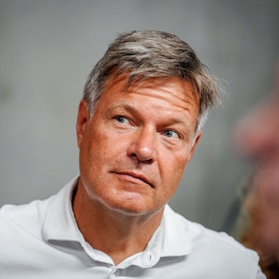 14.08.2024, Berlin: Robert Habeck (Bündnis 90/Die Grünen), Bundesminister für Wirtschaft und Klimaschutz, informiert sich bei Ikea in Berlin über den Einsatz von Wärmepumpen. Foto: Kay Nietfeld/dpa +++ dpa-Bildfunk +++