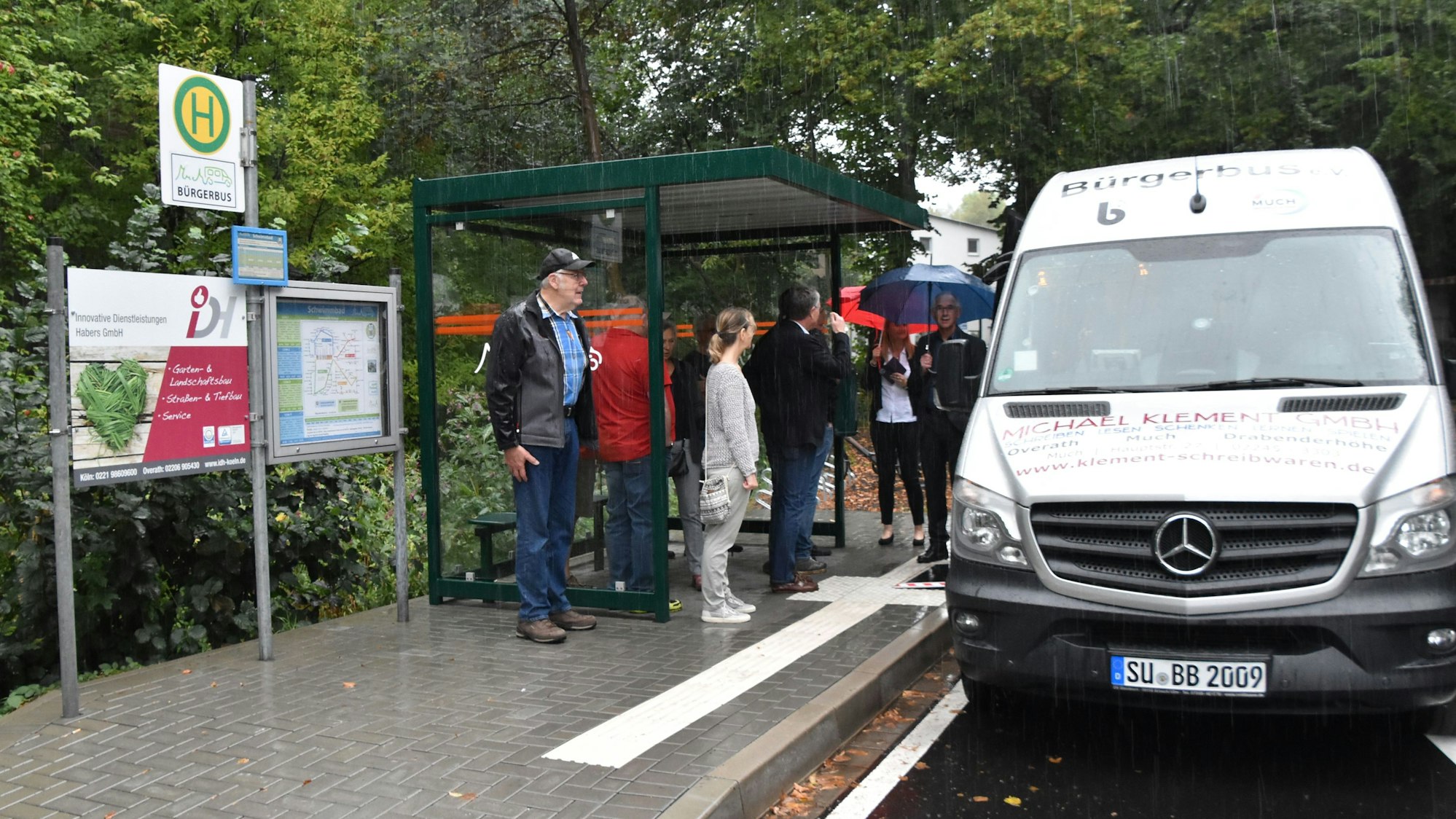 Der Mucher Bürgerbus hält an einer Haltestelle.