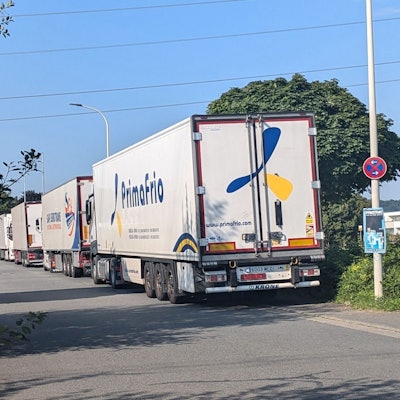 Mehrere geparkte Lastwagen in der Johann--Phillip-Reis-Straße in Bornheim.