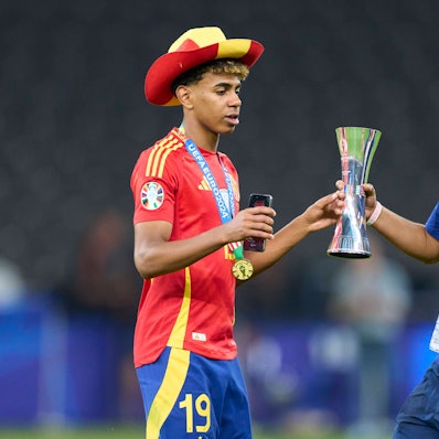 Lamine Yamal (l.) und sein Vater Mounir Nasraoui feiern den Gewinn der Europameisterschaft 2024.