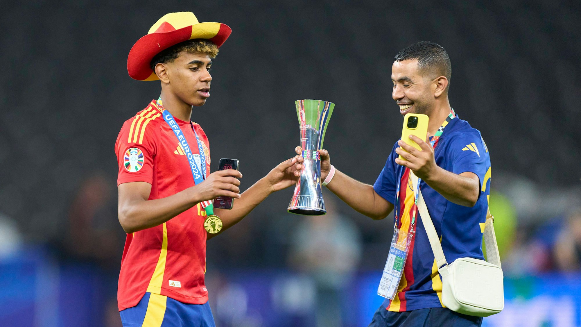 Lamine Yamal (l.) und sein Vater Mounir Nasraoui feiern den Gewinn der Europameisterschaft 2024.