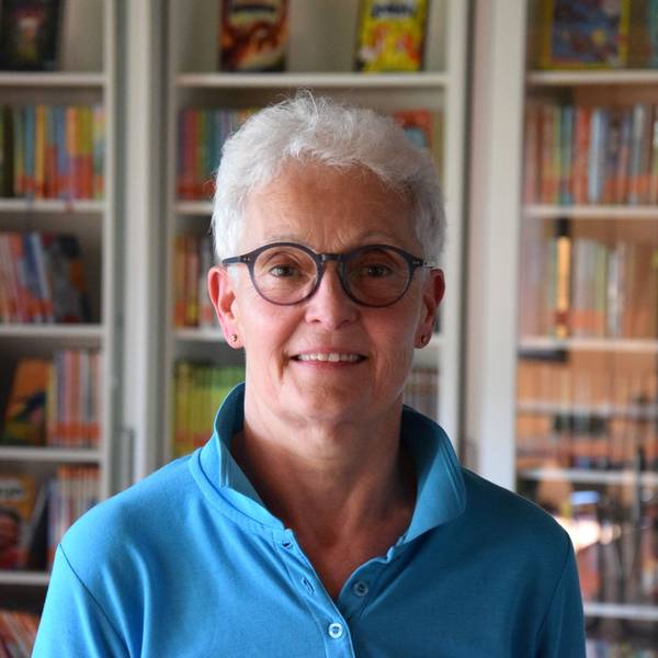 Jutta Hetfleisch-Brandt in der Bibliothek „Bücherwurm“