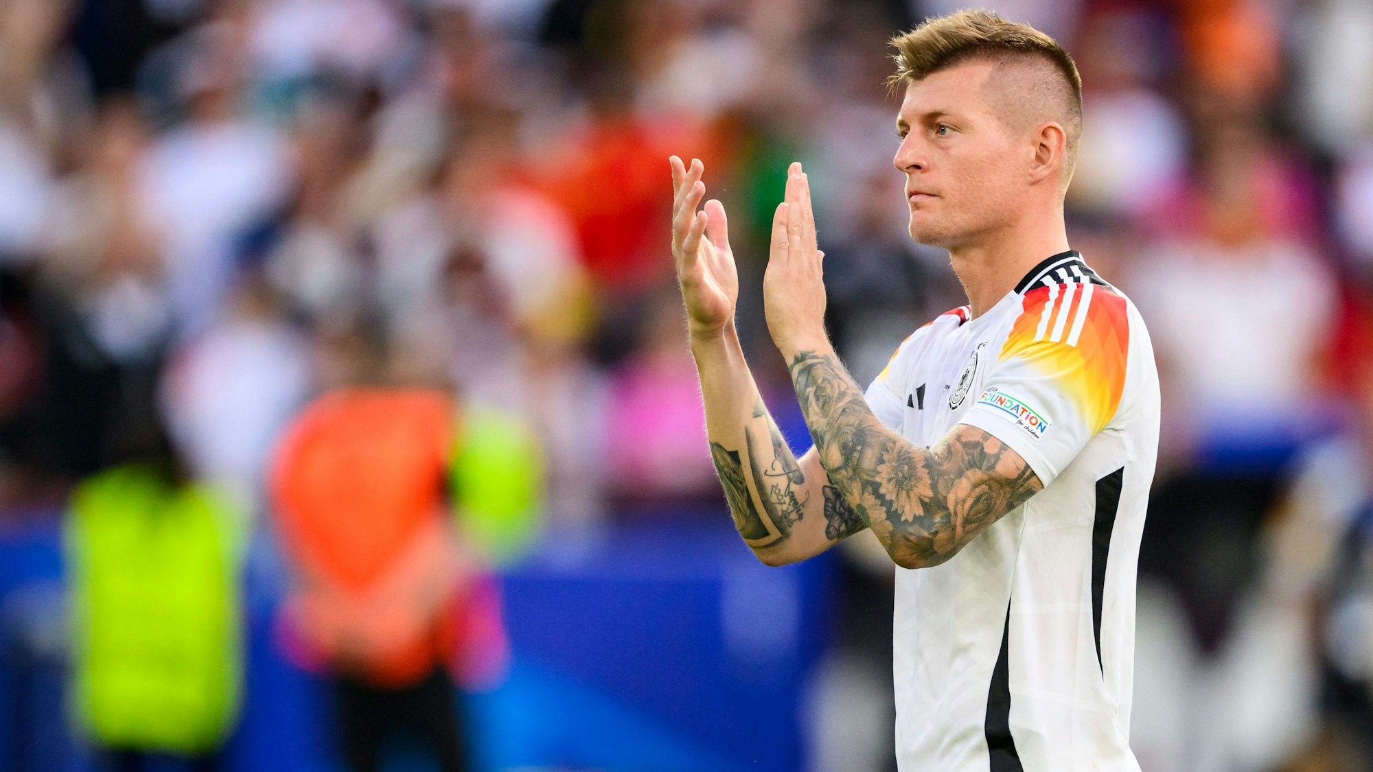 Toni Kroos bedankt sich nach dem Spiel bei den Fans für die Unterstützung.