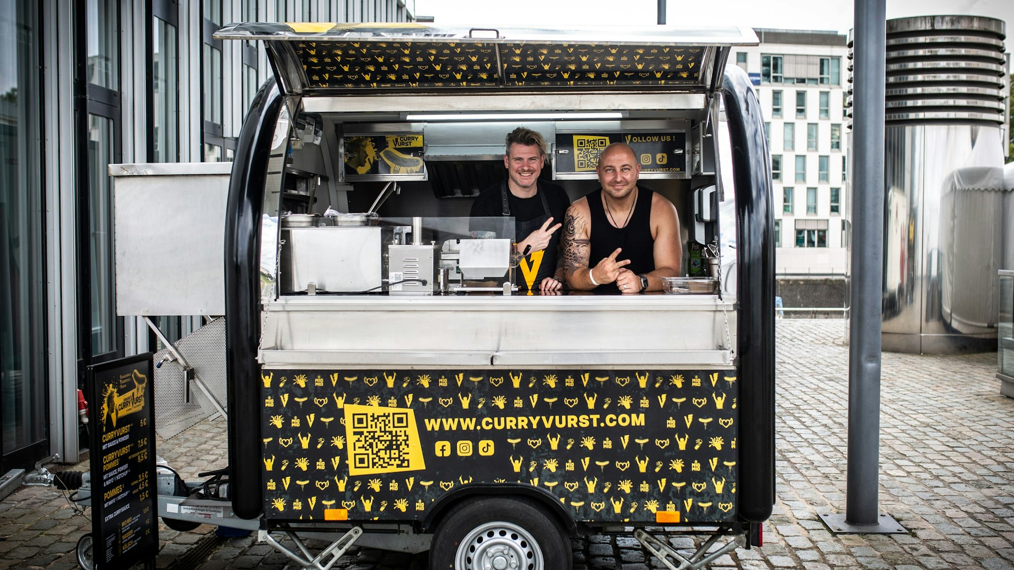 Das V steht für Vurst: Daniel Gottschlich (links) und Yuriy Apelyushynskyy im „Curry Vurst“-Wagen.