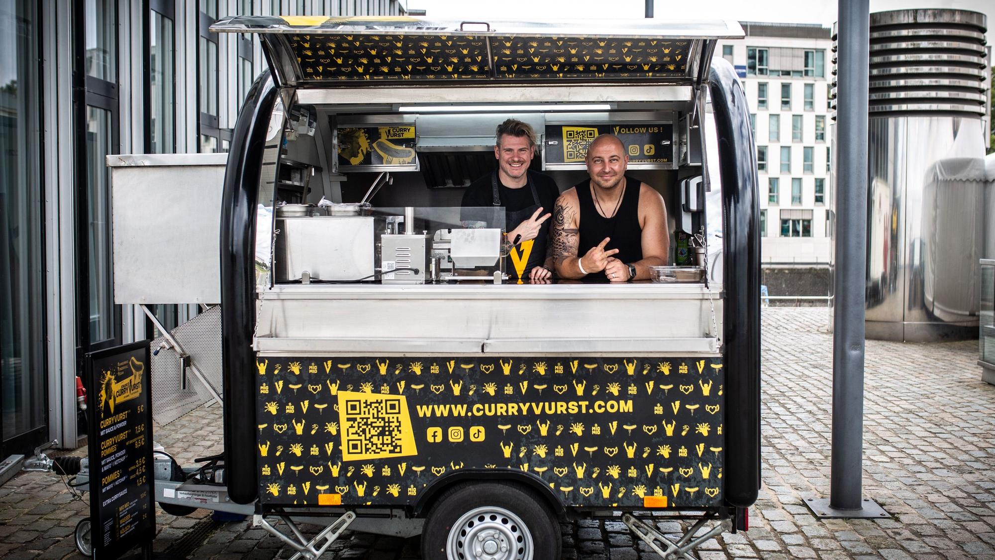 Vor dem Ox & Klee hat Daniel Gottschlich im Sommer 2024 das Projekt „Krasse Curry Vurst“ gestartet.