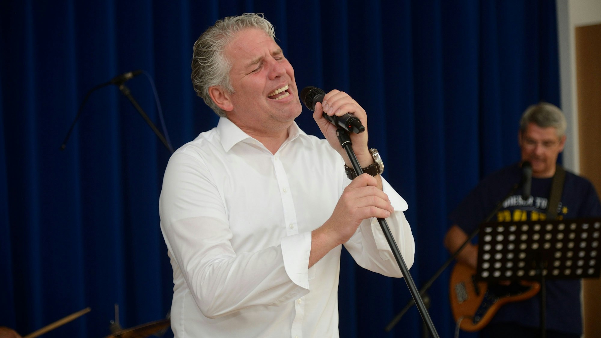 Robert Lennerts am Mikrofon als Sänger einer Band.