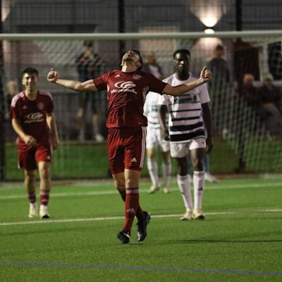 Zülpichs Torschütze breitet die Arme aus und blickt in den Himmel. Ein Mitspieler im Hintergrund freut sich, ein Gegenspieler weniger.
