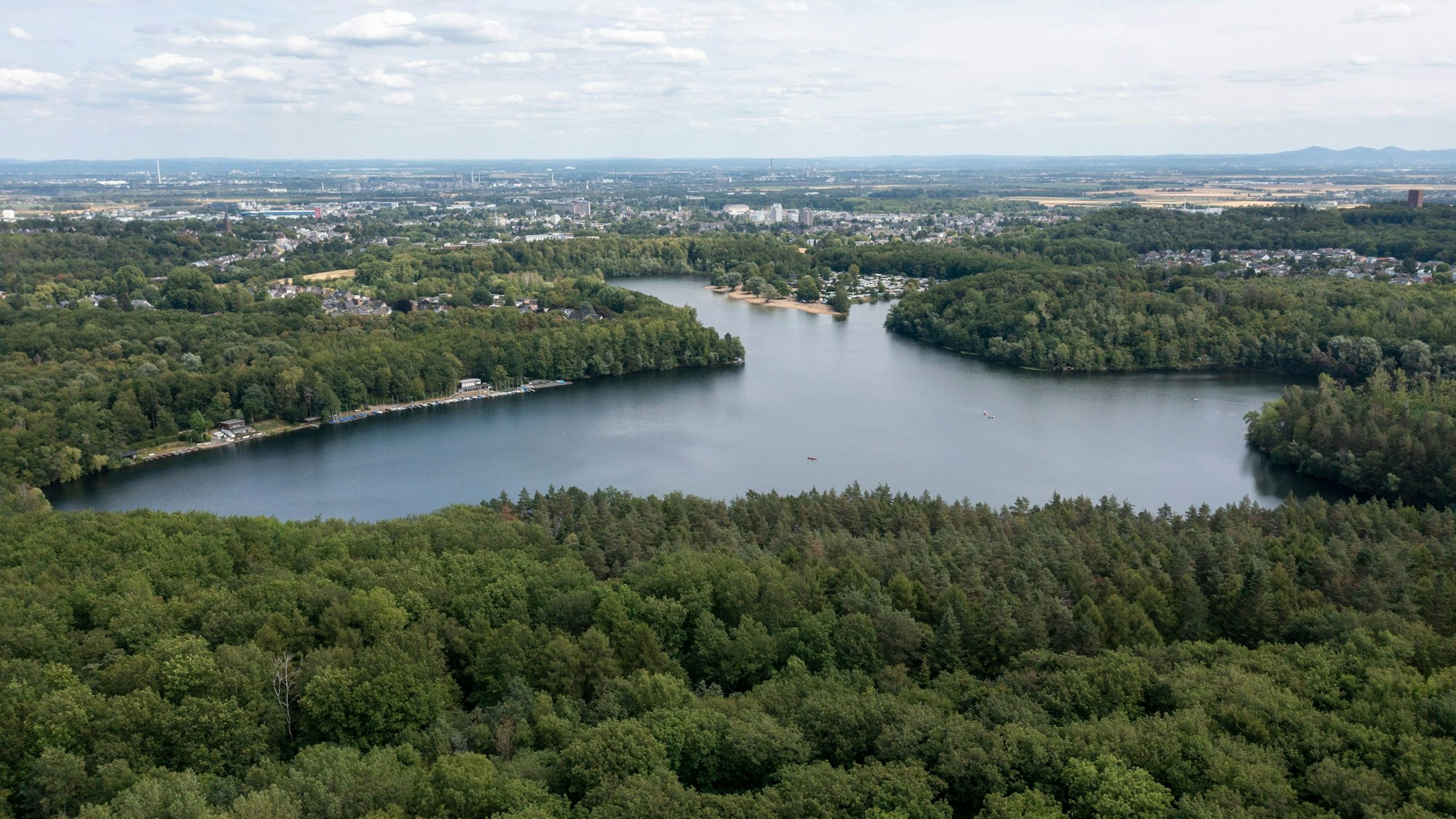 Das Luftbild zeigt einen Überblick über den Heider Bergsee in Brühl.