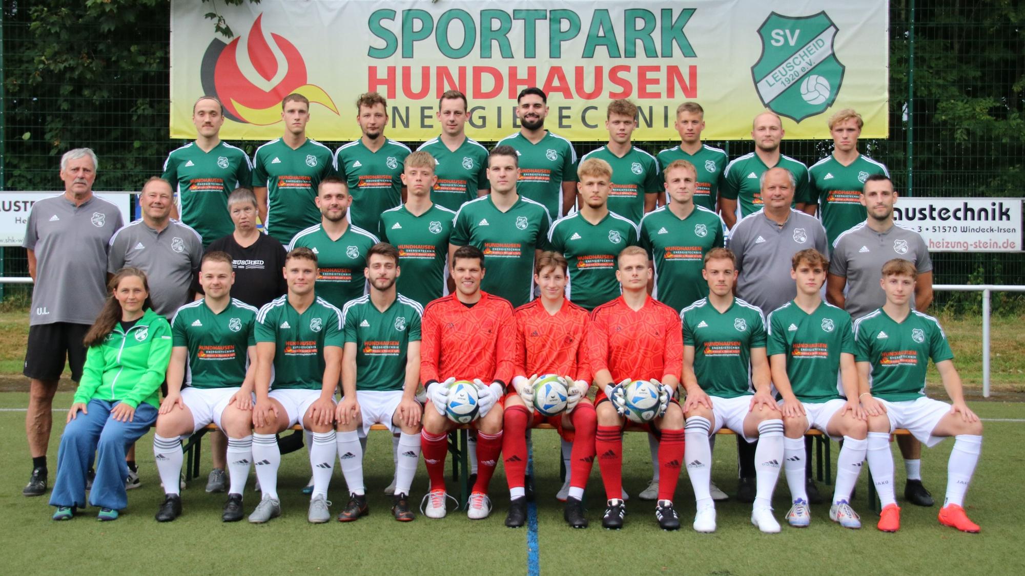 Tom Bungard (oben, von links), Jan Sander Geue, Mirko Marcinkowski, Justus Hassel, Ahmet Aksoy, Patrick Düngen, Colin Ebert, Lukas Brozeit, Marvin Heuser, Co-Trainer Udo Litschel (Mitte, von links), Sportlicher Leiter Jörg Quadflieg, Betreuerin Tanja Fuchs, Jannik Künstler, Luis Caspari, Max Engelberth, Ben Thiel, Oliver Ehrenstein, Trainer Slobodan Kresovic, Torwarttrainer Martin Schenk, Physiotherapeut Anna Ziegler (unten, von links), Yannick Fuchs, Jonas Loggen, Ashot Ghazaryan, Lukas Kolb, Lukas Ückerseifer, Marek Wehner, Fabian Ehrenstein Jan Luca Klein und Maurice Schreil vom SV Leuscheid.