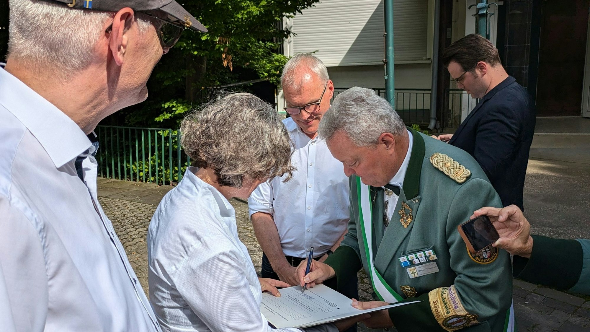 15. August 2024. Rheinbach Brudermeister Walter Honebach bestätigt den Empfang des Förderbescheides aus den Händen von Ministerin Ina Scharrenbach. Foto: Frank Engel-Strebel
